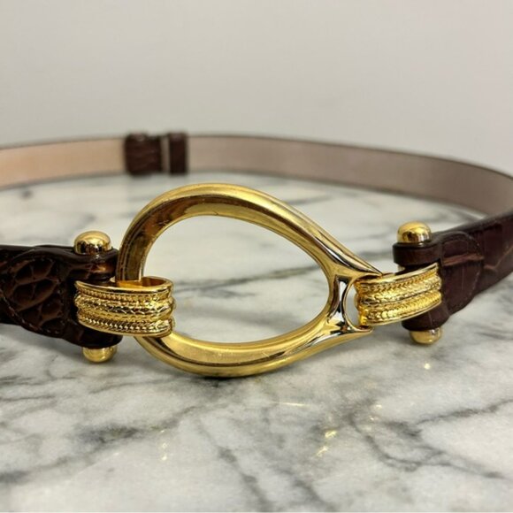 Luxurious Crocodile-Embossed Brown Belt with Gold Clasp - Picture 2 of 8